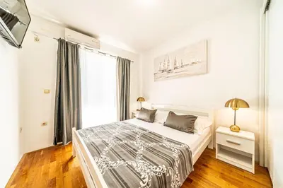 Krevet ili kreveti u jedinici u objektu A 4 apt w terrace & sea view 4 min walk to beach