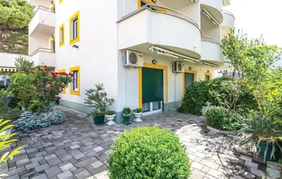 Vrt u objektu Awesome Apartment In Makarska With House Sea View