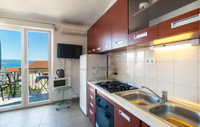 Kuhinja ili čajna kuhinja u objektu Awesome Apartment In Omis With Wifi