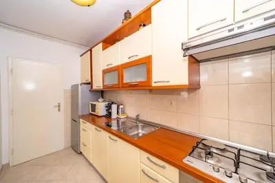 Kuhinja ili čajna kuhinja u objektu Apartment Vinka near the beach