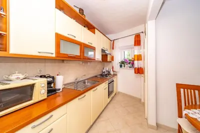 Kuhinja ili čajna kuhinja u objektu Apartment Vinka near the beach