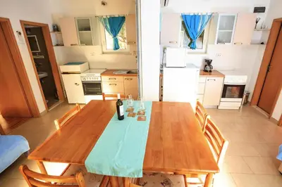 Kuhinja ili čajna kuhinja u objektu Sumartin Holiday Home near the Beach