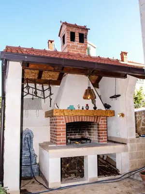 Oprema za roštilj dostupna gostima apartmana