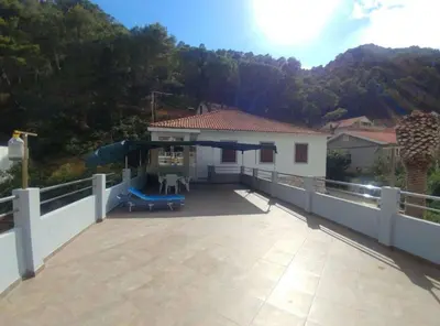 Pogled na planine ili pogled na planine iz vikendica