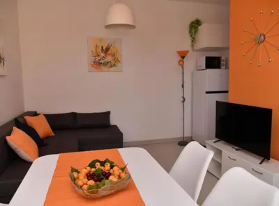 Kuhinja ili čajna kuhinja u objektu Apartments Near Sea Supetar