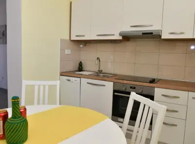 Kuhinja ili čajna kuhinja u objektu Apartments Near Sea Supetar