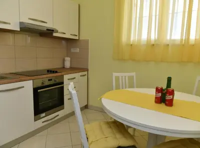 Kuhinja ili čajna kuhinja u objektu Apartments Near Sea Supetar