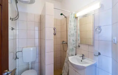Kupaonica u objektu Stunning Apartment In Omis With House Sea View