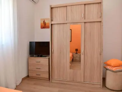 TV i/ili zabavni centar u objektu One Bedroom Apartment with Terrace & Garden View
