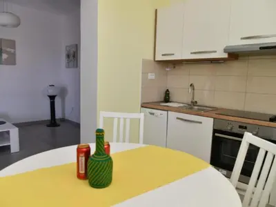 Kuhinja ili čajna kuhinja u objektu Two Bedroom Apartment with Balcony and Garden View