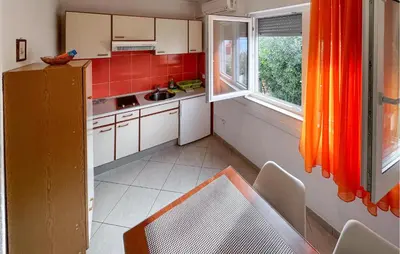 Kuhinja ili čajna kuhinja u objektu Beautiful Apartment In Duce With Wifi
