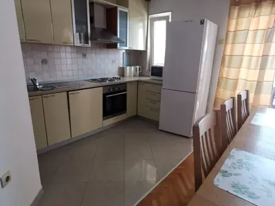 Kuhinja ili čajna kuhinja u objektu Three Bedroom Apartment with Terrace and Sea View