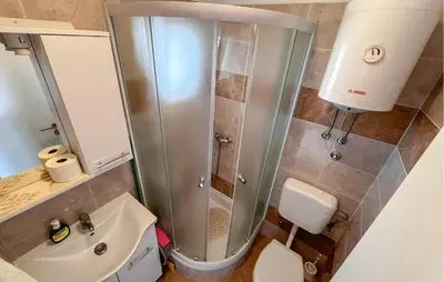 Kupaonica u objektu Cozy Apartment In Duce With Wifi