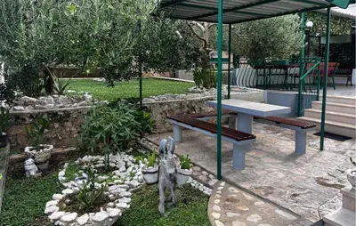 Vrt u objektu Gorgeous Apartment In Duce With House Sea View