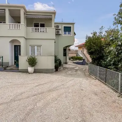 Gorgeous Apartment In Duce With House Sea View