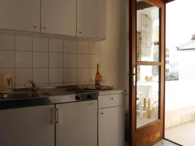 Kuhinja ili čajna kuhinja u objektu Dugi Rat Seaside Apartments - 2 Bedroom 3