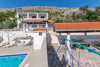 Bazen u objektu Villa Leo ili u blizini