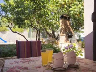 Vrt u objektu One Bedroom Apartment with Terrace 5