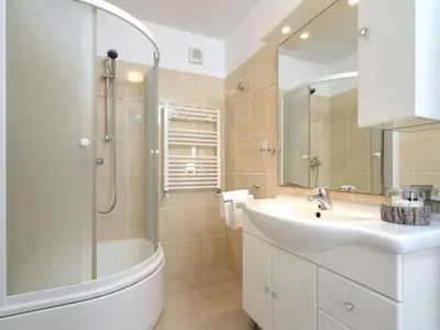 Kupaonica u objektu One Bedroom Apartment with Terrace and Sea View 4