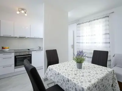 Kuhinja ili čajna kuhinja u objektu One Bedroom Apartment with Terrace and Sea View 4