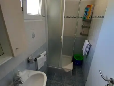 Kupaonica u objektu Classic One Bedroom Apartment with Terrace and Sea view