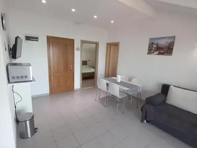 Kuhinja ili čajna kuhinja u objektu One Bedroom Apartment with Balcony and Sea View