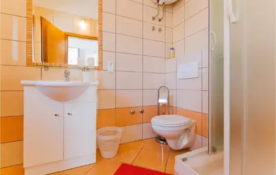 Kupaonica u objektu Gorgeous Apartment In Omis With Wifi