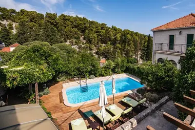 Bazen u objektu Villa matulic ili u blizini
