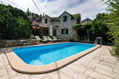 Bazen u objektu Villa matulic ili u blizini