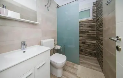 Kupaonica u objektu 1 Bedroom Amazing Apartment In Podstrana