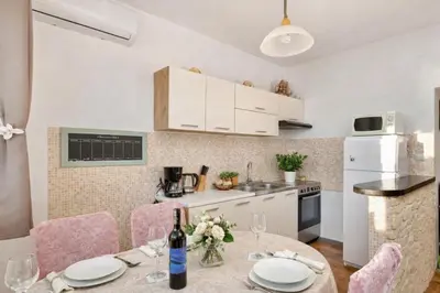 Kuhinja ili čajna kuhinja u objektu New! Sea View Apartment