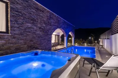 Bazen u objektu Villa Eden with heated pool ili u blizini