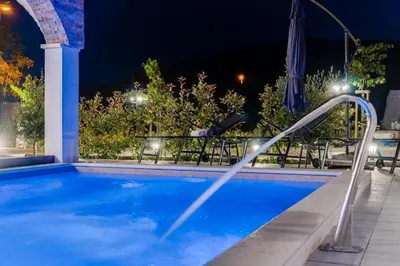 Bazen u objektu Villa Eden with heated pool ili u blizini