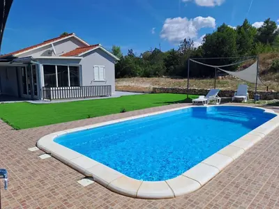 Bazen u objektu Nane Garden house with heat pool ili u blizini