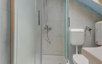 Kupaonica u objektu Amazing Apartment In Bol With Wifi