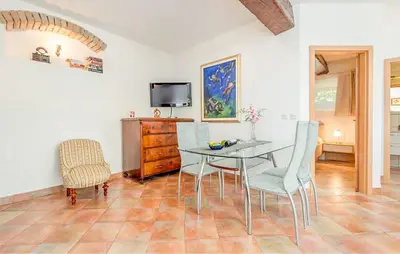 TV i/ili zabavni centar u objektu 1 Bedroom Cozy Apartment In Bol