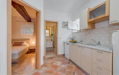 Kuhinja ili čajna kuhinja u objektu 1 Bedroom Cozy Apartment In Bol