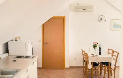 Kuhinja ili čajna kuhinja u objektu 1 Bedroom Cozy Apartment In Bol