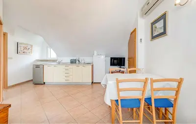 Kuhinja ili čajna kuhinja u objektu 1 Bedroom Cozy Apartment In Bol