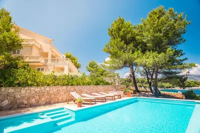 Bazen u objektu Villa Hvarisca ili u blizini