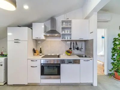 Kuhinja ili čajna kuhinja u objektu Holiday Home Villa Tudor mit atemberaubender Aussicht by Interhome