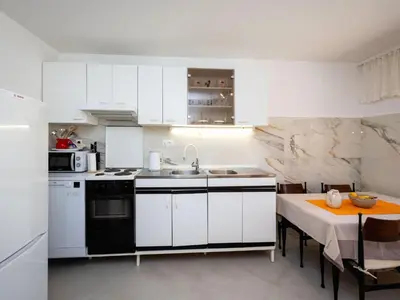Kuhinja ili čajna kuhinja u objektu Holiday Home Maric mit Terrasse und Balkon by Interhome