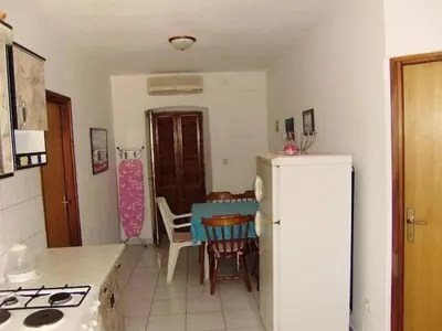 Kuhinja ili čajna kuhinja u objektu Apartment in Ivan Dolac mit Terrasse by Interhome