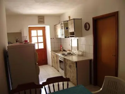 Kuhinja ili čajna kuhinja u objektu Apartment in Ivan Dolac mit Terrasse by Interhome