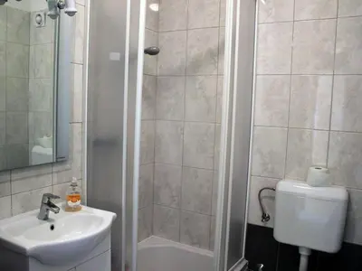 Kupaonica u objektu Apartment Mia Aufenthalt atemberaubender Meerblick kurzer Spaziergang zum Strand by Interhome