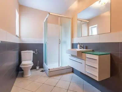 Kupaonica u objektu Holiday Home Charmantes Ferienhaus in Medići mit Privatem Pool by Interhome