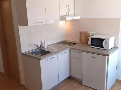Kuhinja ili čajna kuhinja u objektu Apartment Schöne Ferienwohnung in Baska Voda mit Terrasse by Interhome