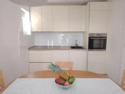Kuhinja ili čajna kuhinja u objektu Apartment mit Balkon und Meerblick by Interhome