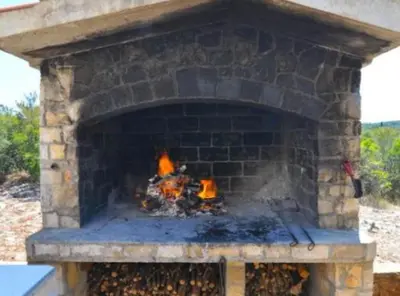 Oprema za roštilj dostupna gostima apartmana