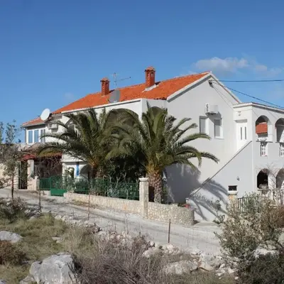 Apartments with parking space Supetar